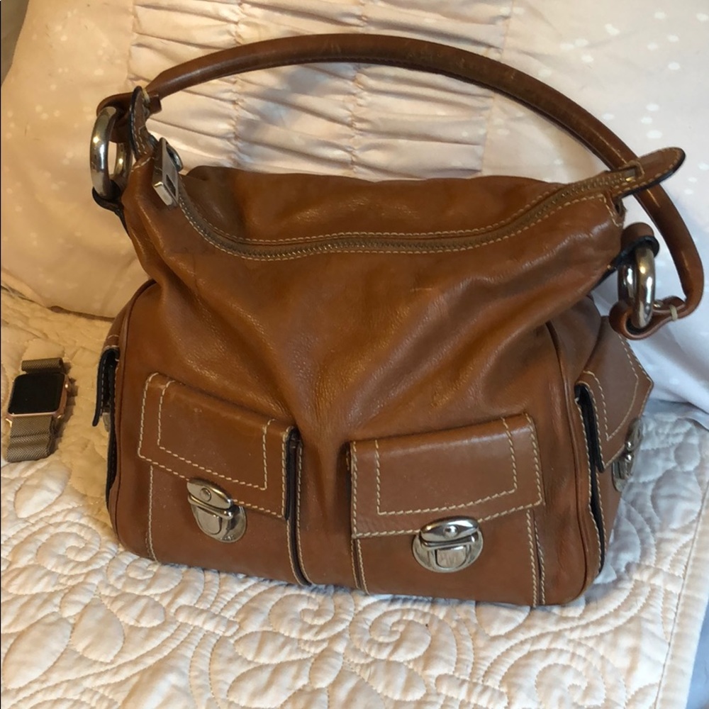 🗣Marc Jacobs tan hobo 👝. Pink bag not included.